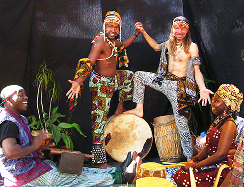 En gruppe artister fra Tanzania, Kenya og DK levere østafrikansk varme rytmer og stemning